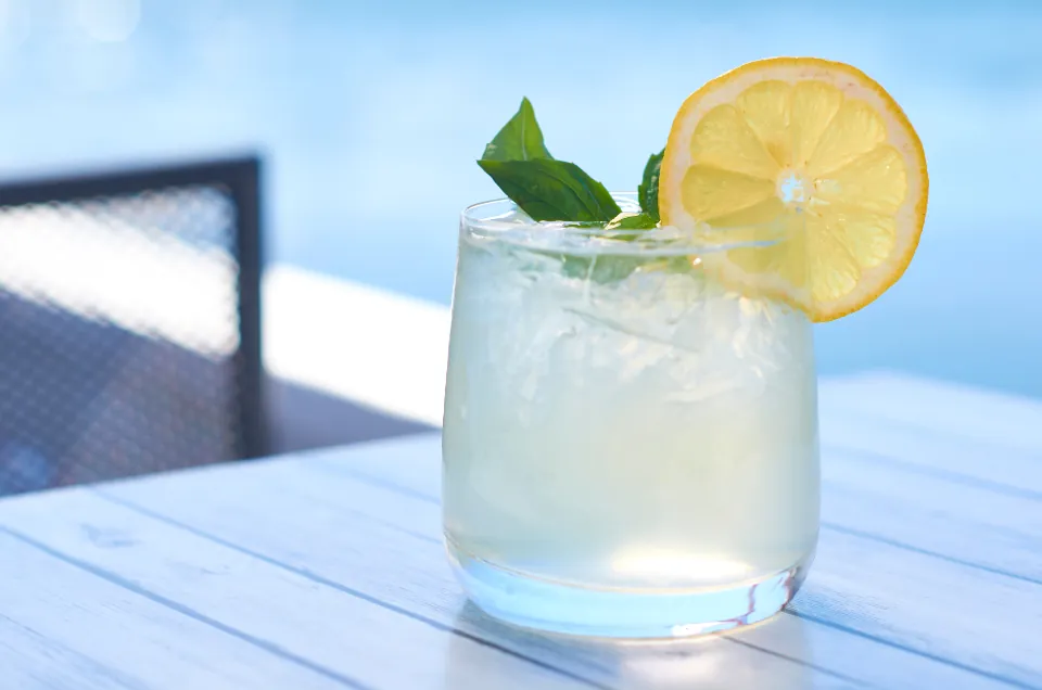 Limonada con hielo y menta