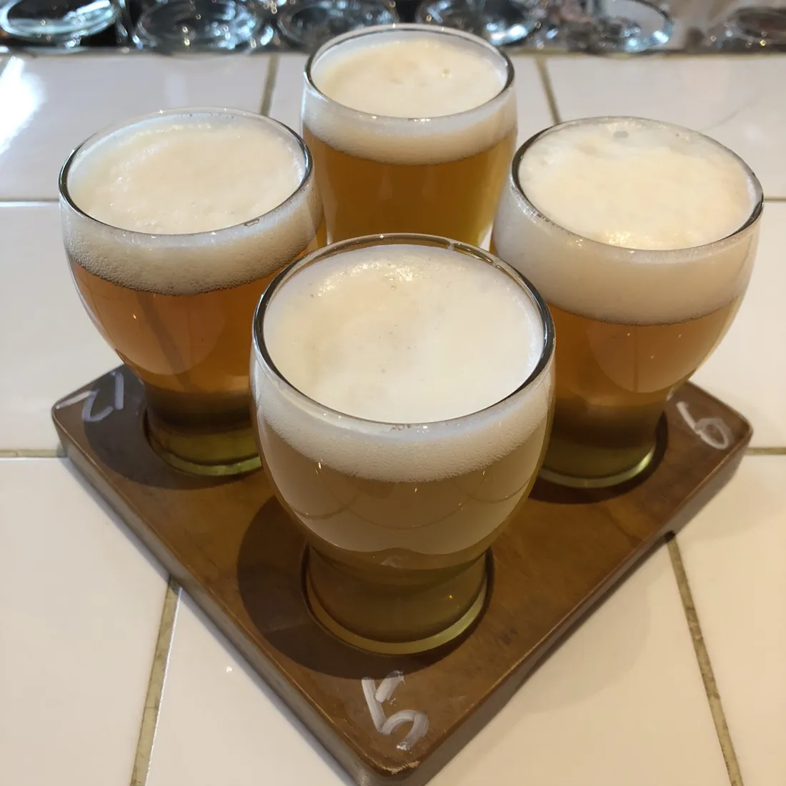 Tabla de cata con cuatro cervezas artesanales