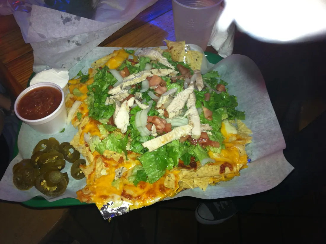 Nachos con jalapeños recién servidos
