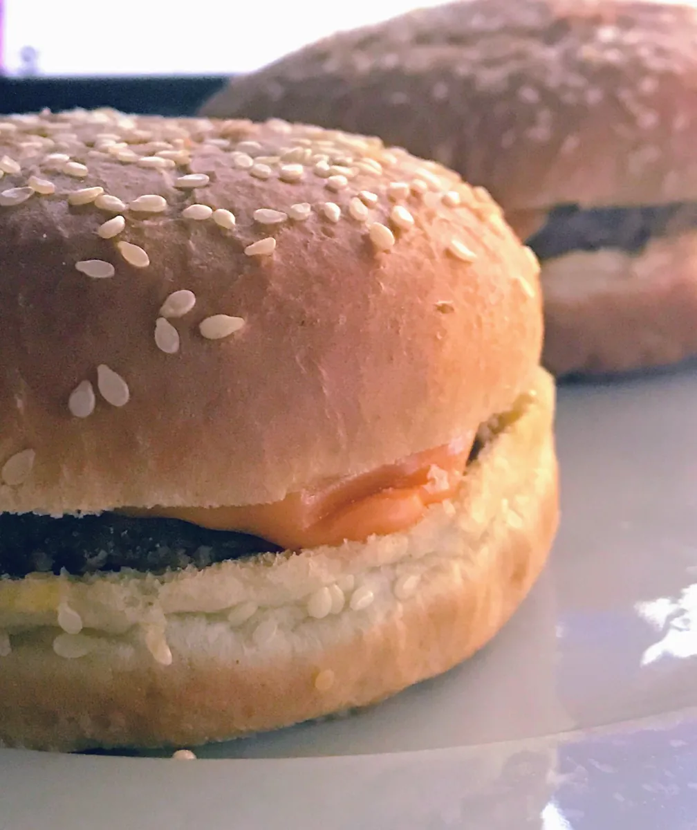 Primer plano de hamburguesa con pan de sésamo
