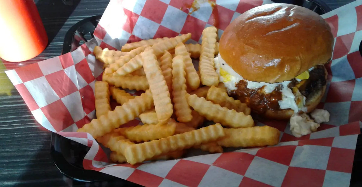 Cesta de patatas fritas con hamburguesa