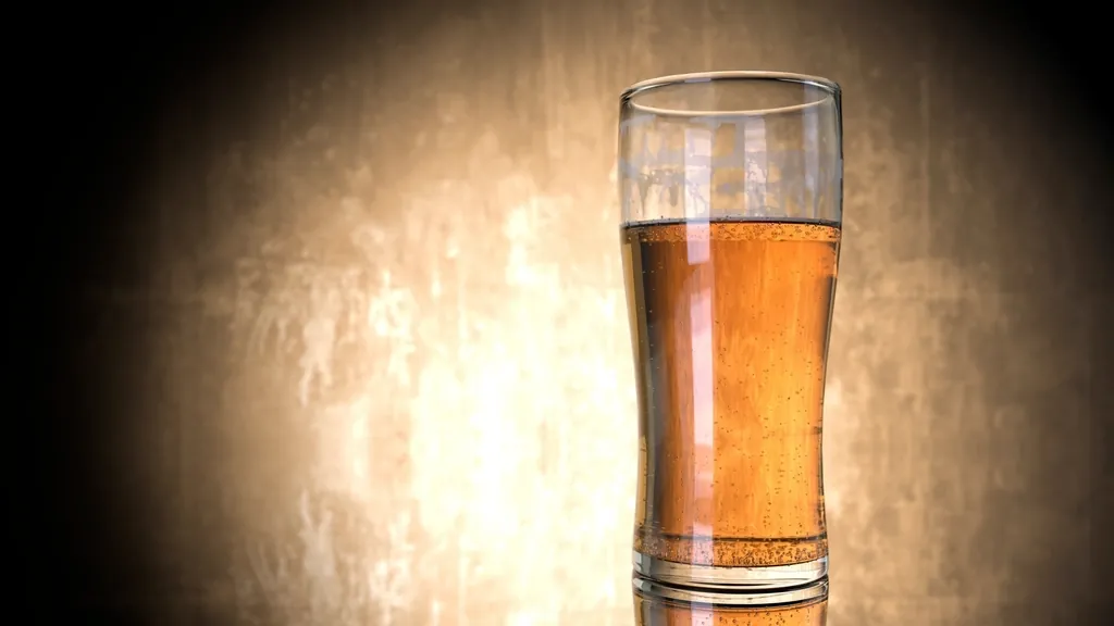 Cerveza artesanal servida con luz cálida