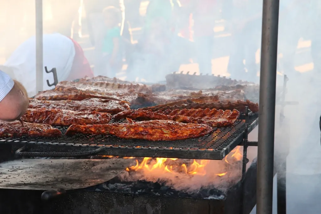 Costillas asándose sobre la parrilla