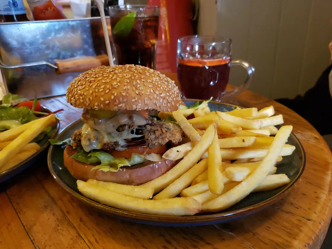 Brasa Clásica servida con patatas