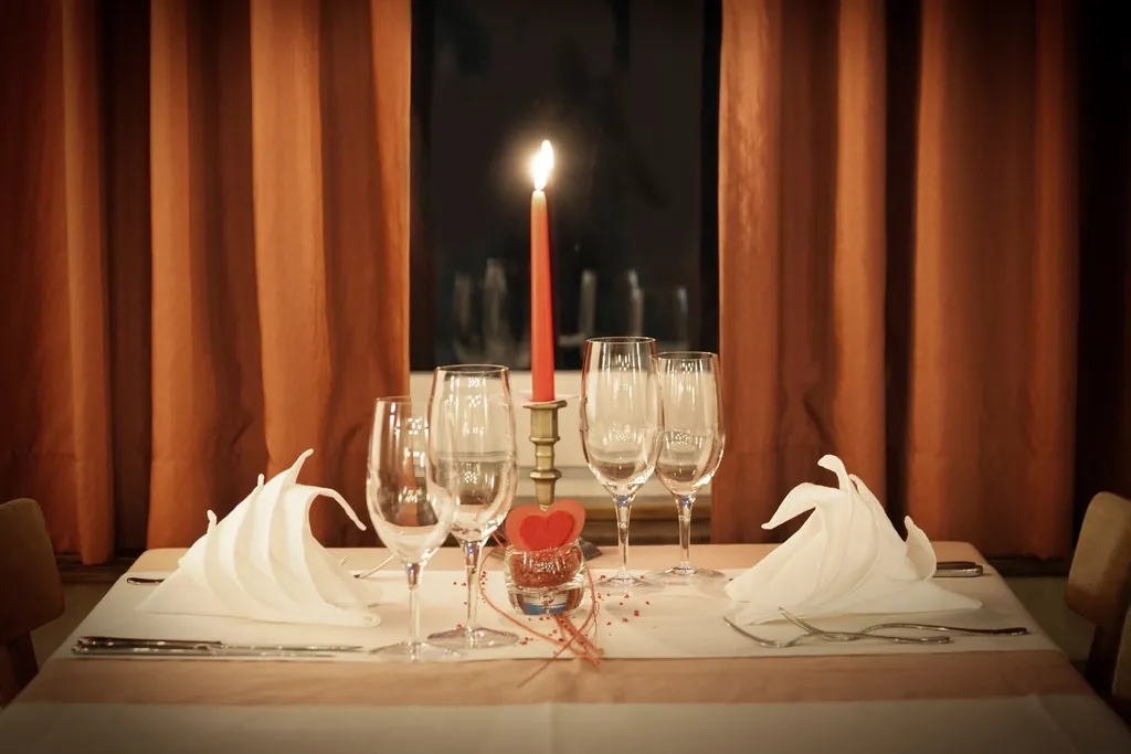 Mesa del restaurante iluminada con velas
