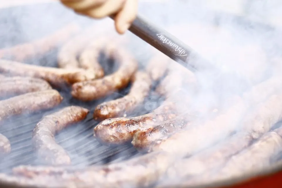 Humo saliendo de la parrilla durante la cocción