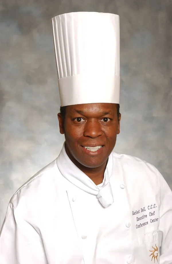 Retrato de Marco Ibarra con uniforme de chef