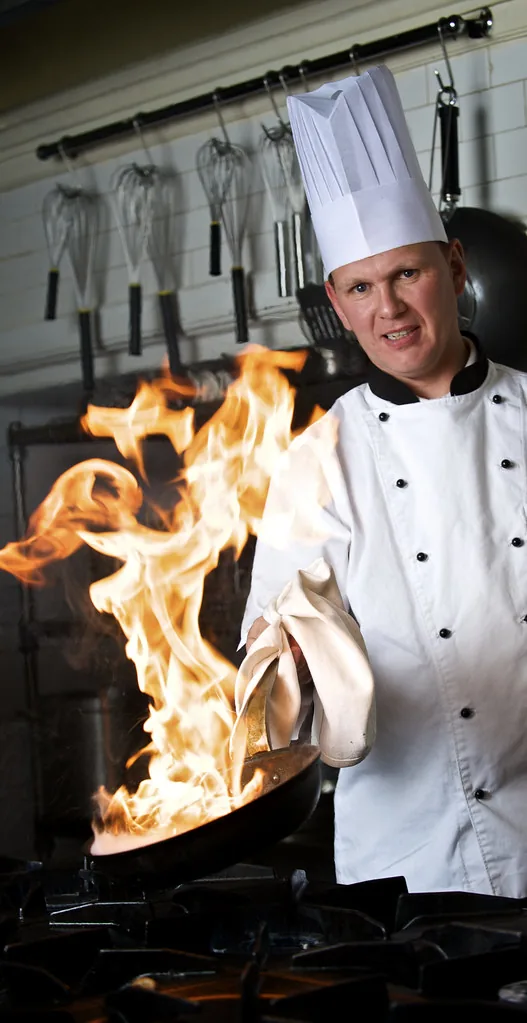 Tomás Reyes flambeando frente al fuego